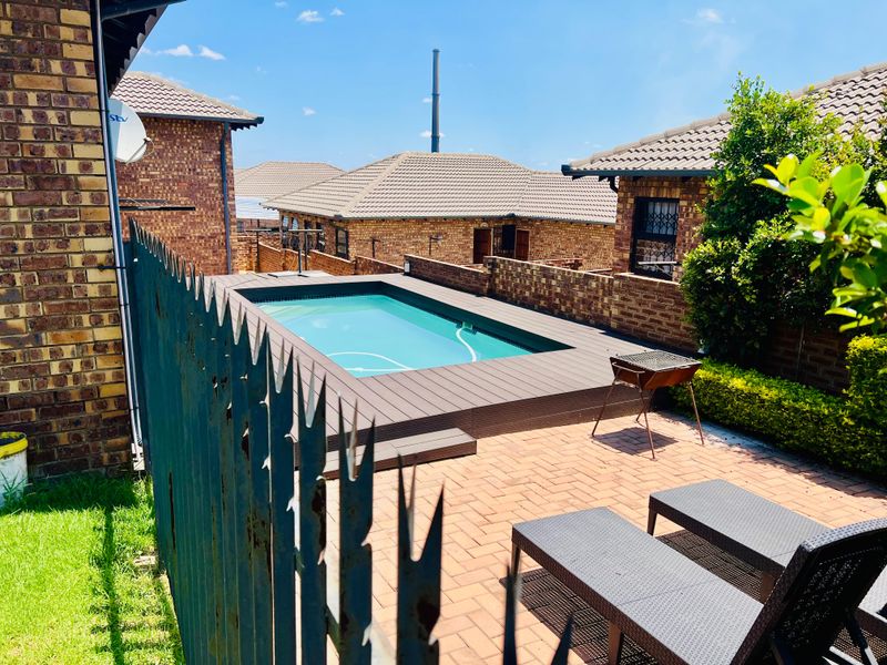 HOME FOR SALE IN HEUWEL MANOR - Photo 2