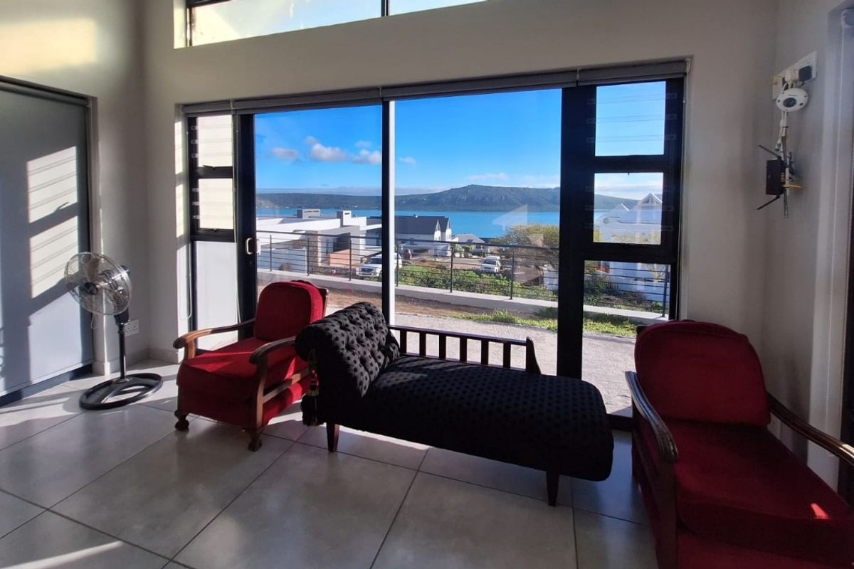 RARE Single Storey Never to be interrupted Lagoon Views - Photo 3