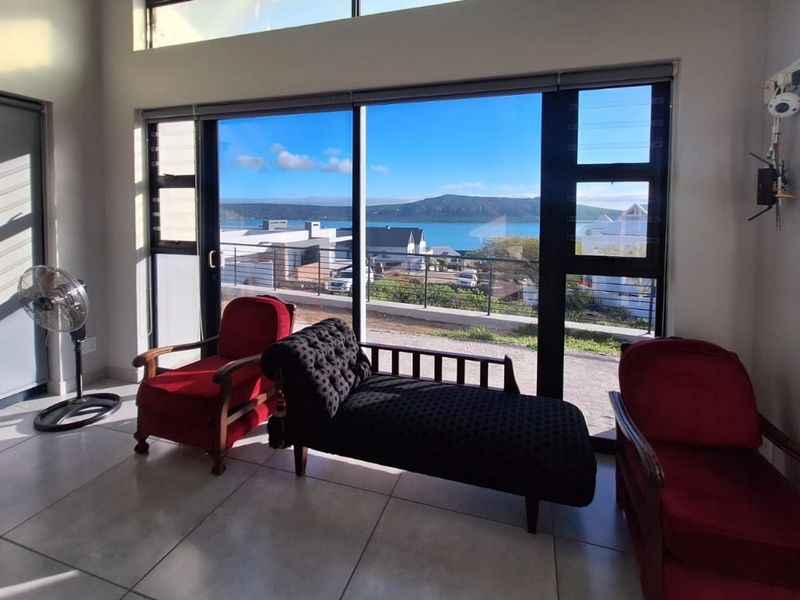 RARE Single Storey Never to be interrupted Lagoon Views - Photo 3