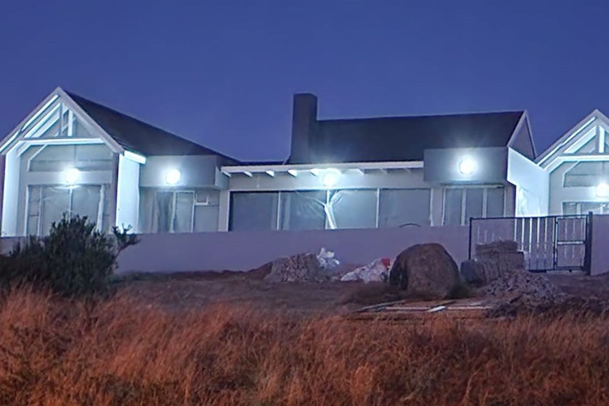 RARE Single Storey Never to be interrupted Lagoon Views - Photo 2