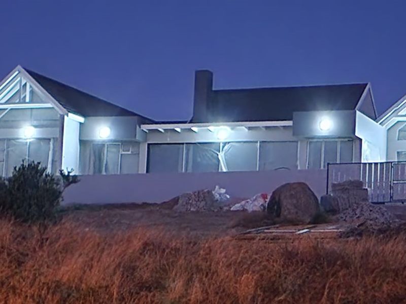 RARE Single Storey Never to be interrupted Lagoon Views - Photo 2