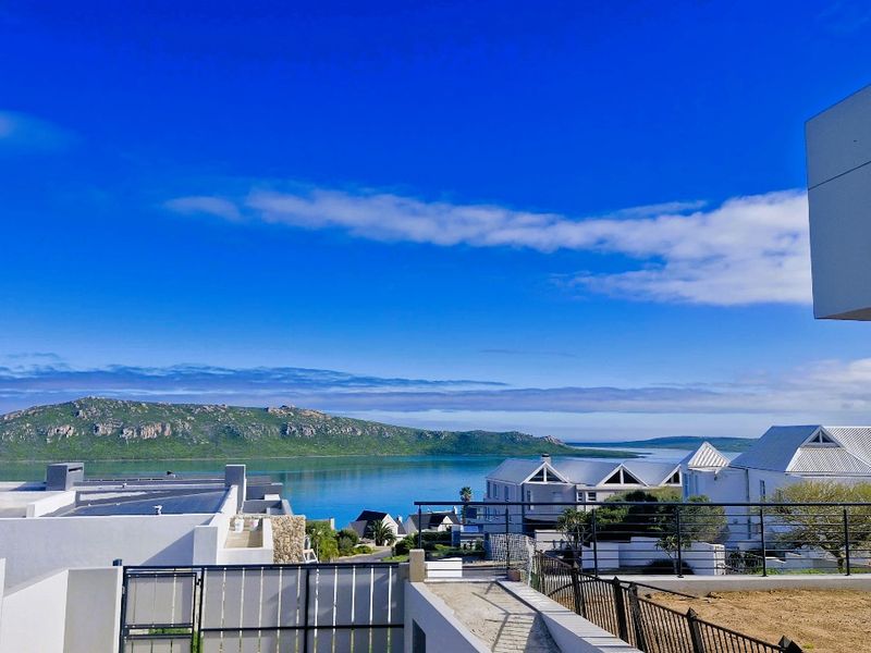 RARE Single Storey Never to be interrupted Lagoon Views - Photo 1