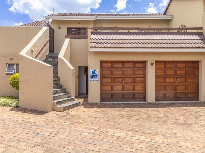 Exceptional 209m2 garden apartment offering the perfect blend of space, comfort, and versatility. - Photo 2