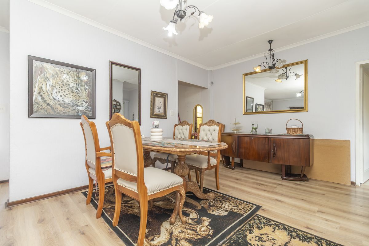 Exceptional 209m2 garden apartment offering the perfect blend of space, comfort, and versatility. - Photo 4