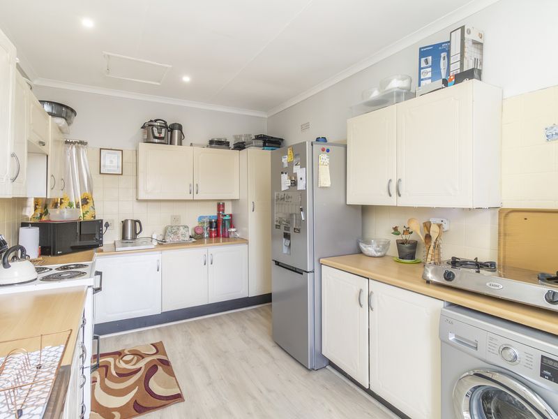 Exceptional 209m2 garden apartment offering the perfect blend of space, comfort, and versatility. - Photo 7