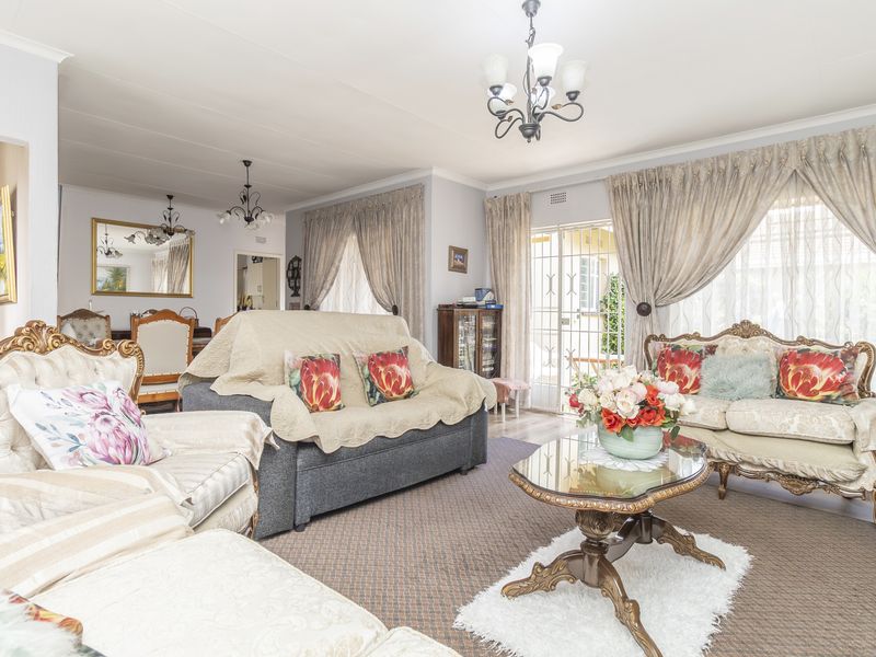 Exceptional 209m2 garden apartment offering the perfect blend of space, comfort, and versatility. - Photo 6