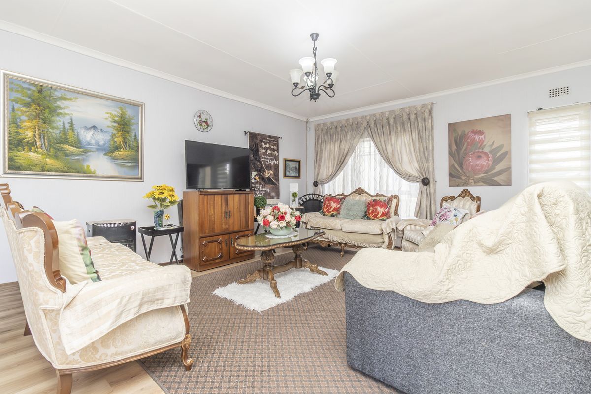 Exceptional 209m2 garden apartment offering the perfect blend of space, comfort, and versatility. - Photo 5