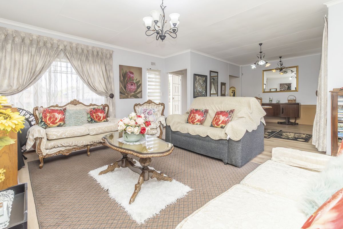 Exceptional 209m2 garden apartment offering the perfect blend of space, comfort, and versatility. - Photo 3