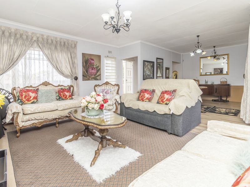 Exceptional 209m2 garden apartment offering the perfect blend of space, comfort, and versatility. - Photo 3