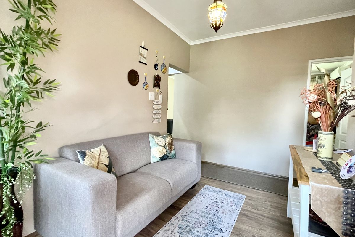 Stylishly Renovated Apartment in the Heart of Scottsville - Photo 2