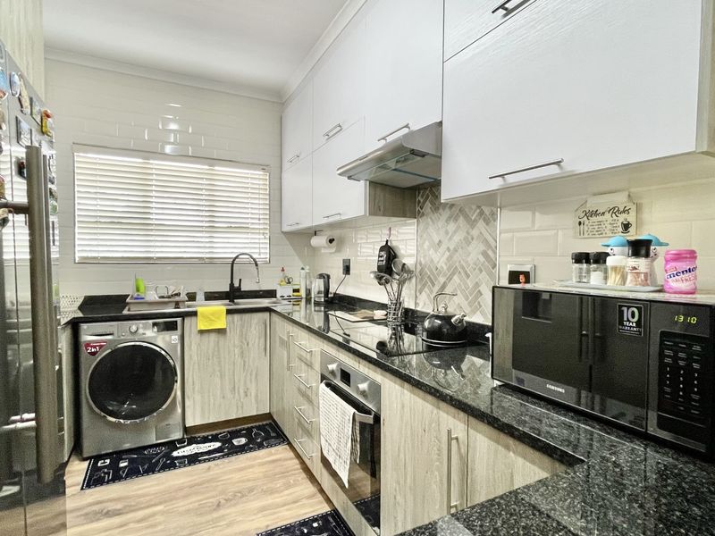 Stylishly Renovated Apartment in the Heart of Scottsville - Photo 10