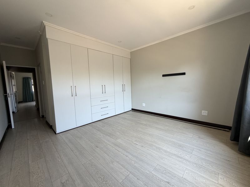 Stylish and Contemporary Townhouse - Photo 6