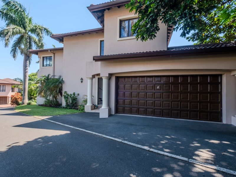 Spacious, Secure, Light-Filled Apartment - Photo 2