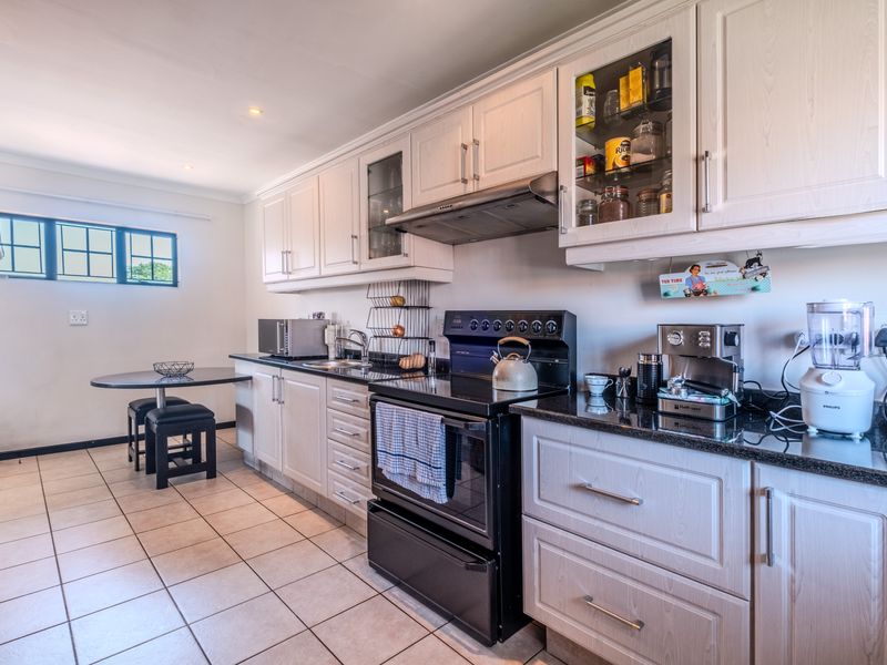 Spacious, Secure, Light-Filled Apartment - Photo 10