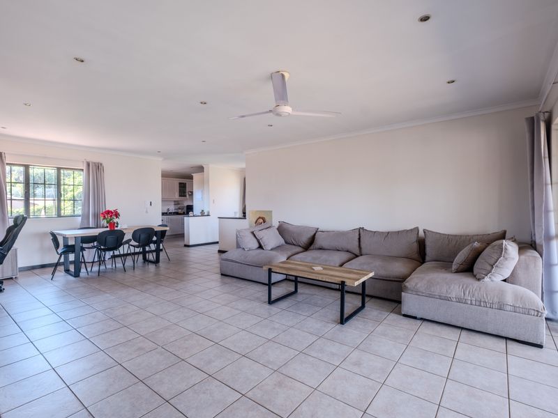 Spacious, Secure, Light-Filled Apartment - Photo 7