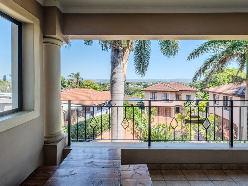 Spacious, Secure, Light-Filled Apartment - Photo 4