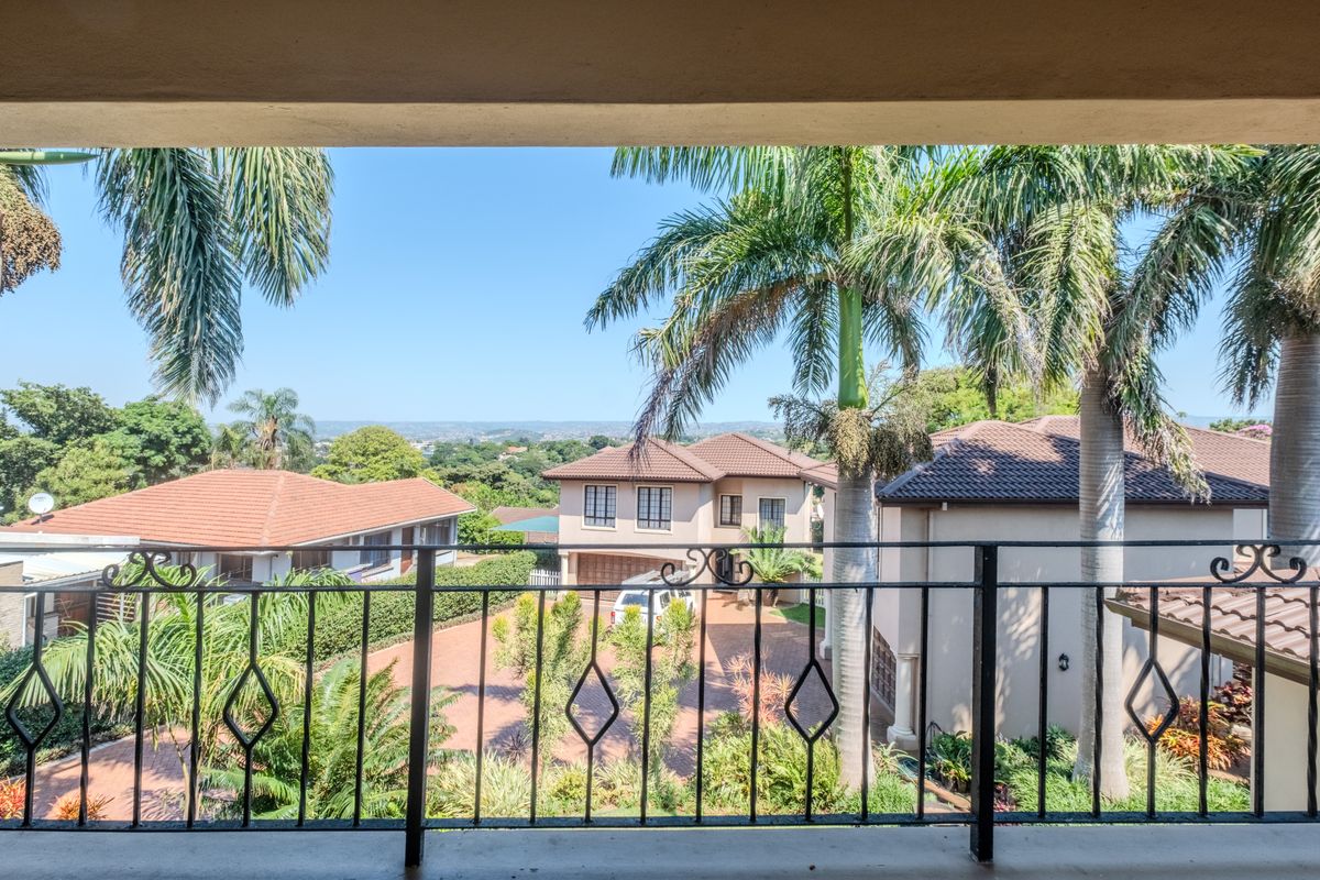 Spacious, Secure, Light-Filled Apartment - Photo 5