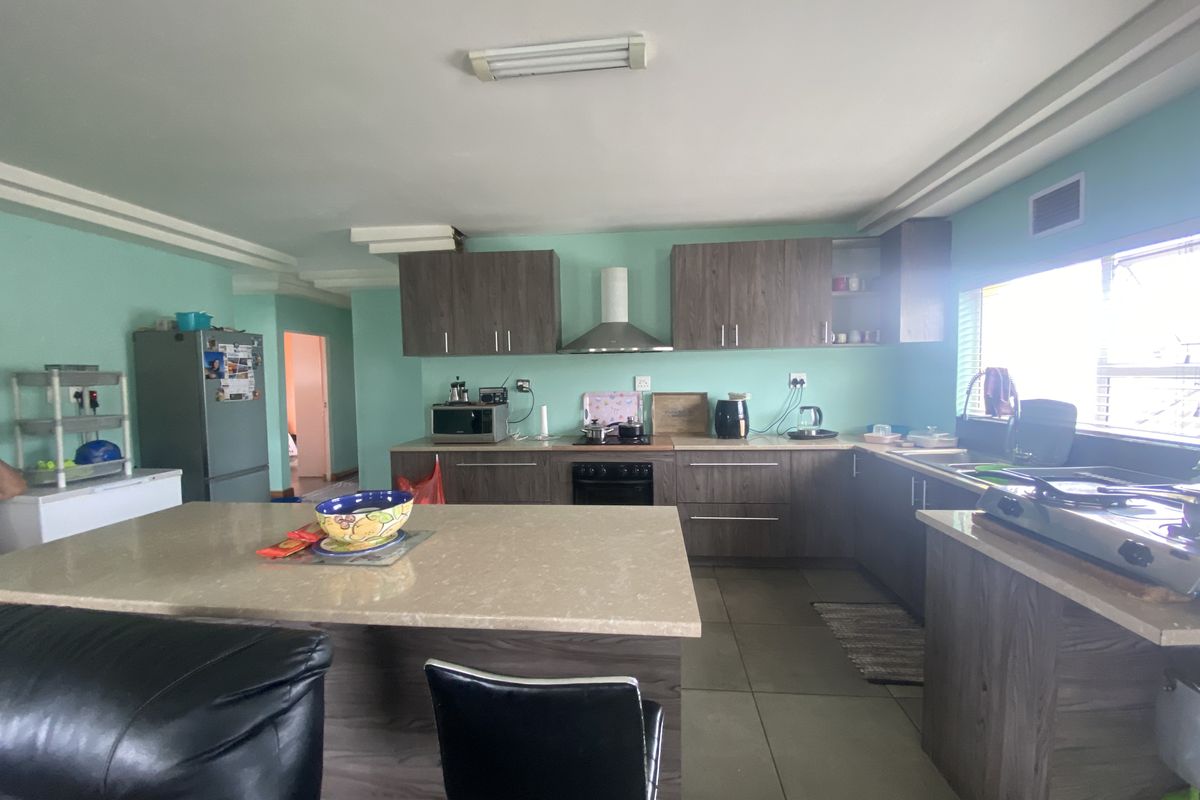 Modern spacious 6-Bedroom Double-Storey Gem with Dual Living & Income Potential Near Hermanus Centra - Photo 3