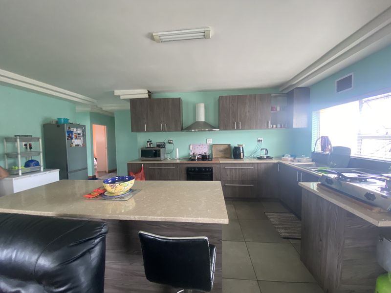 Modern spacious 6-Bedroom Double-Storey Gem with Dual Living & Income Potential Near Hermanus Centra - Photo 3