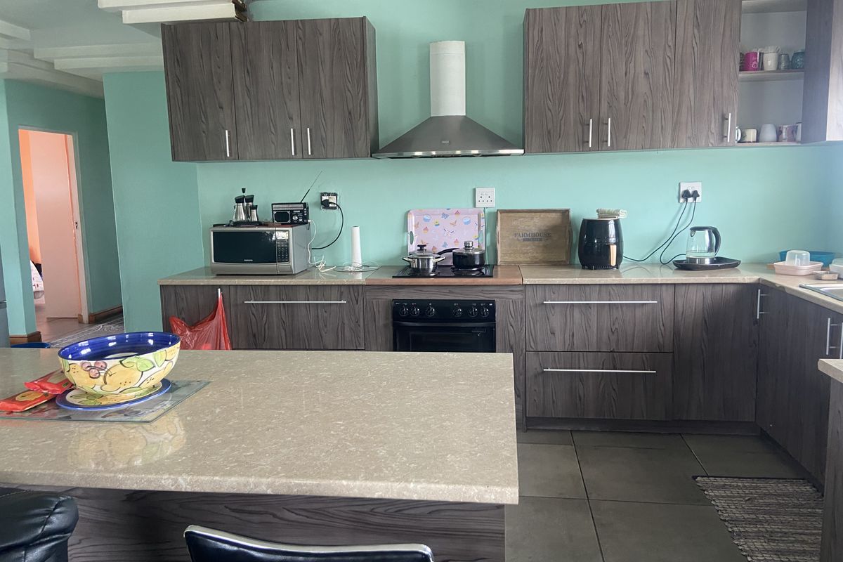 Modern spacious 6-Bedroom Double-Storey Gem with Dual Living & Income Potential Near Hermanus Centra - Photo 5