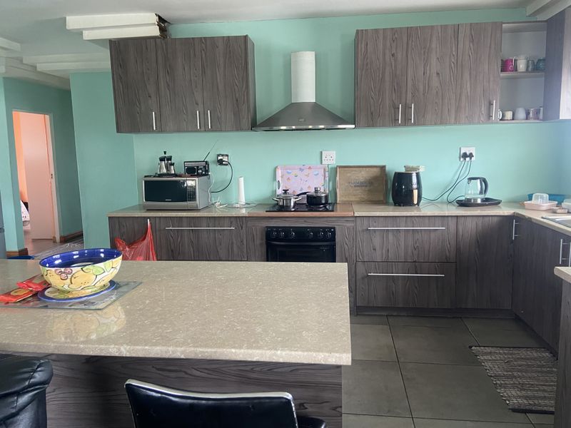 Modern spacious 6-Bedroom Double-Storey Gem with Dual Living & Income Potential Near Hermanus Centra - Photo 5