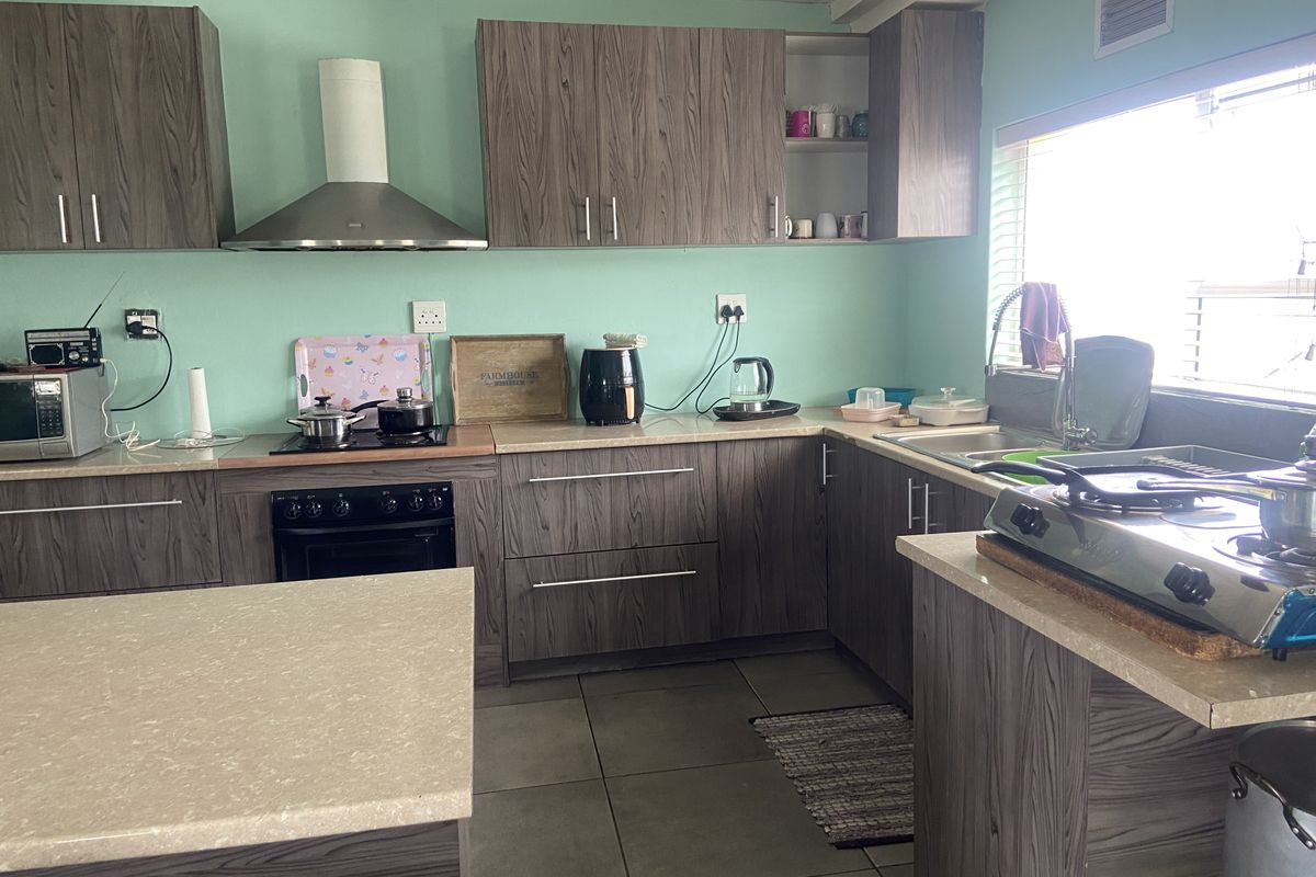 Modern spacious 6-Bedroom Double-Storey Gem with Dual Living & Income Potential Near Hermanus Centra - Photo 4