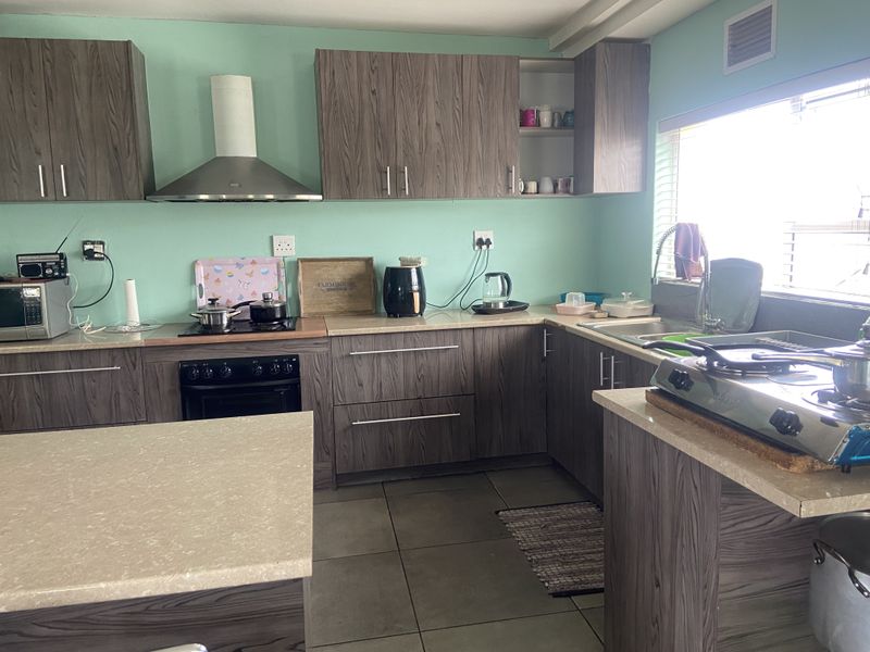 Modern spacious 6-Bedroom Double-Storey Gem with Dual Living & Income Potential Near Hermanus Centra - Photo 4