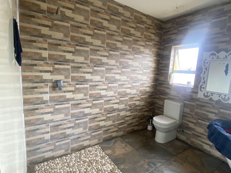 Modern spacious 6-Bedroom Double-Storey Gem with Dual Living & Income Potential Near Hermanus Centra - Photo 10