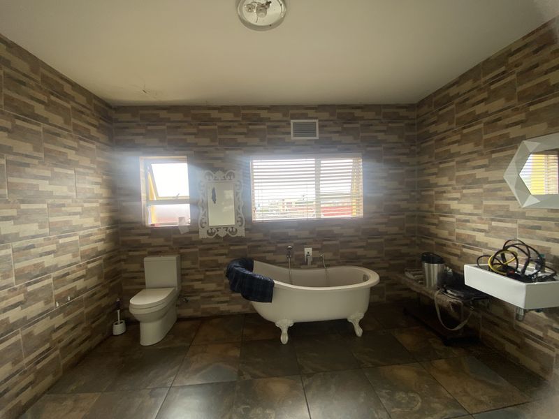 Modern spacious 6-Bedroom Double-Storey Gem with Dual Living & Income Potential Near Hermanus Centra - Photo 9