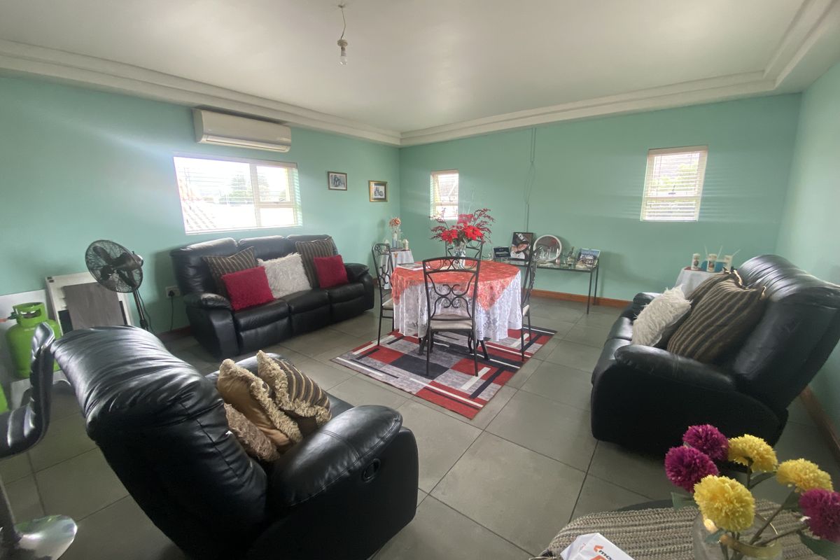 Modern spacious 6-Bedroom Double-Storey Gem with Dual Living & Income Potential Near Hermanus Centra - Photo 2