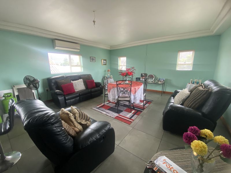 Modern spacious 6-Bedroom Double-Storey Gem with Dual Living & Income Potential Near Hermanus Centra - Photo 2