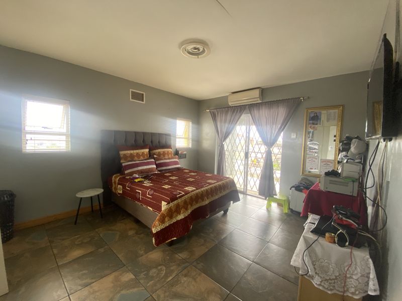 Modern spacious 6-Bedroom Double-Storey Gem with Dual Living & Income Potential Near Hermanus Centra - Photo 8