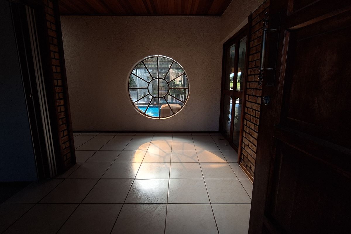 LARGE TOWNHOUE FOR SALE IN SW 5!!! - Photo 3