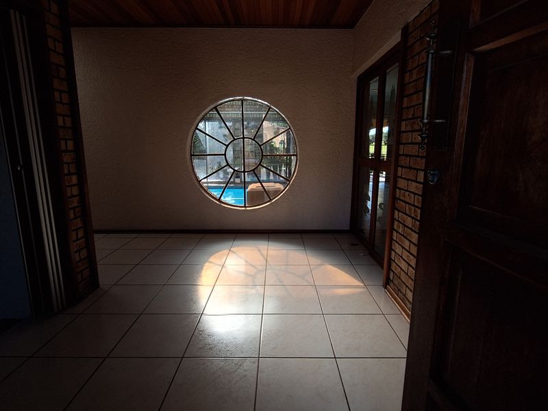 LARGE TOWNHOUE FOR SALE IN SW 5!!! - Photo 3