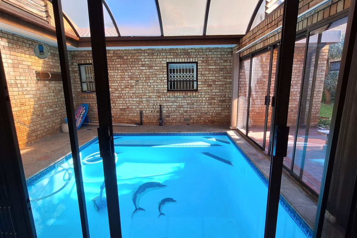 LARGE TOWNHOUE FOR SALE IN SW 5!!! - Photo 2