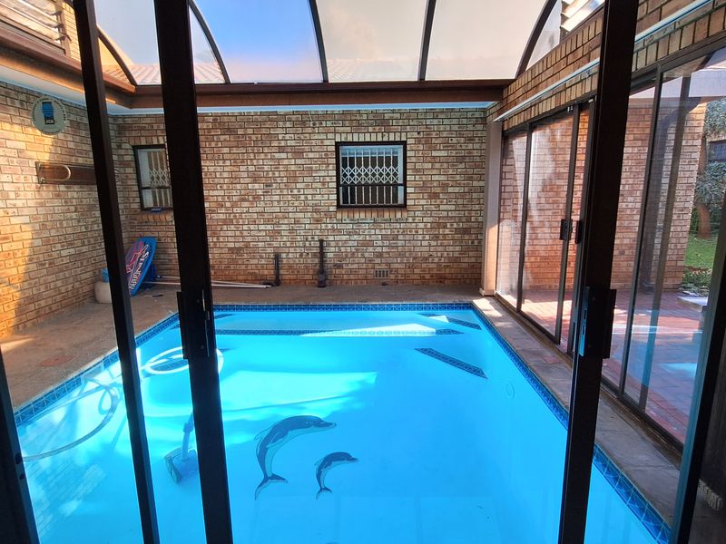 LARGE TOWNHOUE FOR SALE IN SW 5!!! - Photo 2