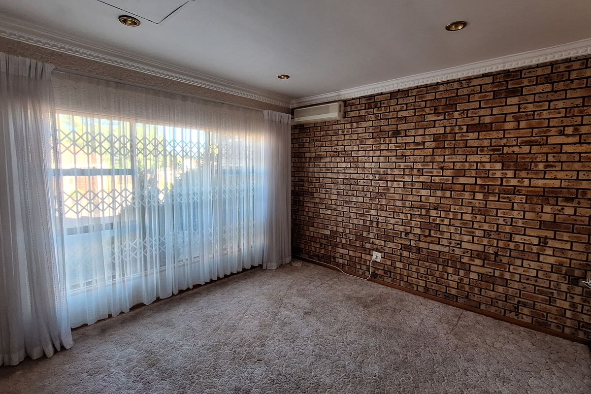 LARGE TOWNHOUE FOR SALE IN SW 5!!! - Photo 4