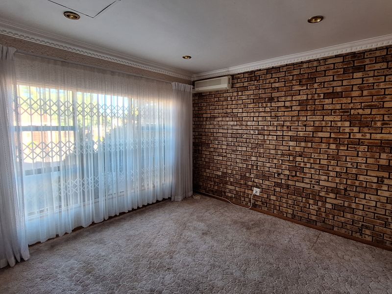 LARGE TOWNHOUE FOR SALE IN SW 5!!! - Photo 4