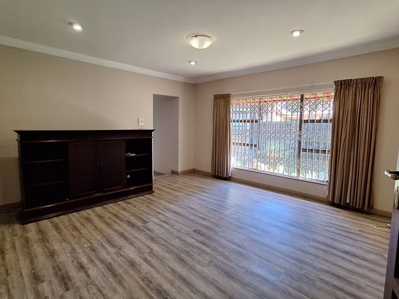 LARGE TOWNHOUE FOR SALE IN SW 5!!! - Photo 9