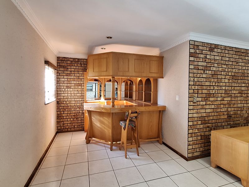 LARGE TOWNHOUE FOR SALE IN SW 5!!! - Photo 8