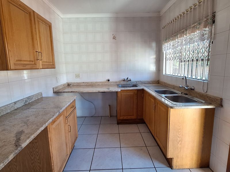 LARGE TOWNHOUE FOR SALE IN SW 5!!! - Photo 7