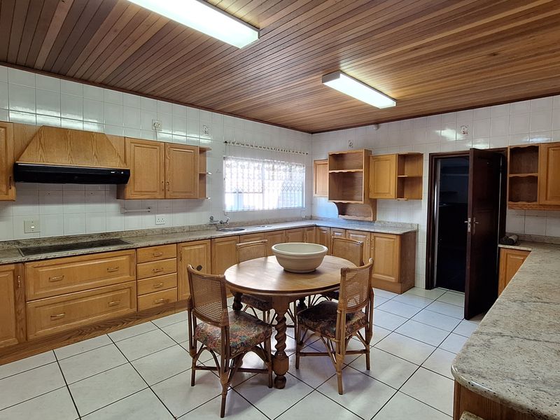 LARGE TOWNHOUE FOR SALE IN SW 5!!! - Photo 6