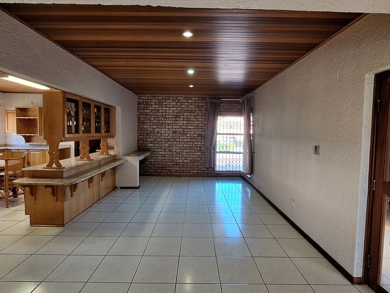 LARGE TOWNHOUE FOR SALE IN SW 5!!! - Photo 5