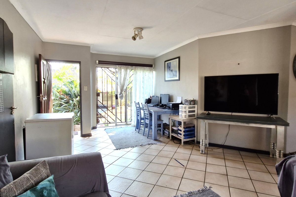 Spacious Townhouse in Secure Complex – Prime Location - Photo 3