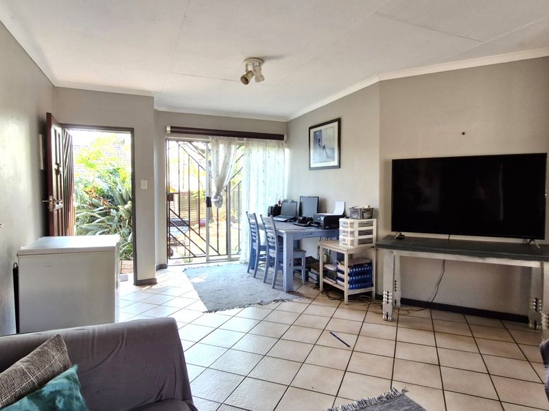 Spacious Townhouse in Secure Complex – Prime Location - Photo 3