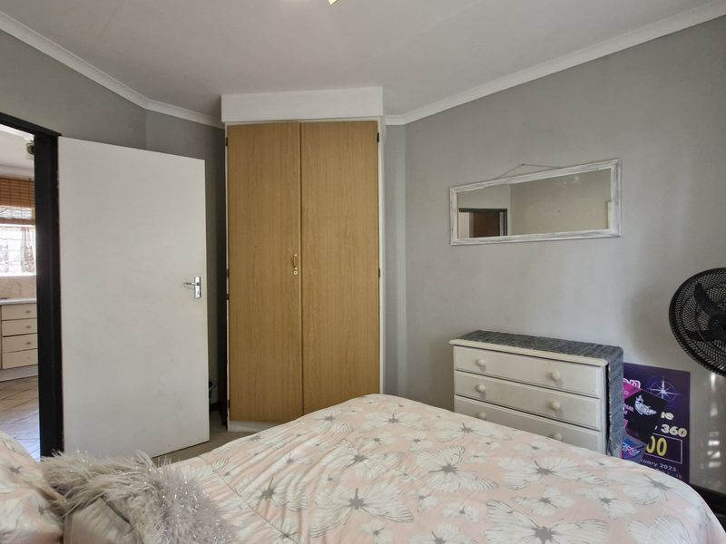 Spacious Townhouse in Secure Complex – Prime Location - Photo 8