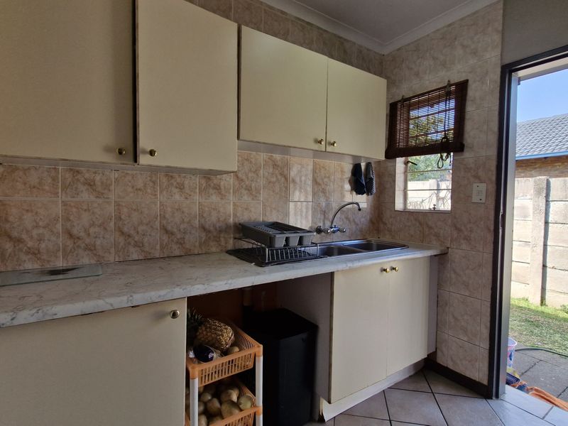 Spacious Townhouse in Secure Complex – Prime Location - Photo 6