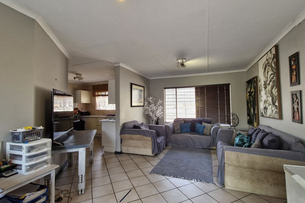 Spacious Townhouse in Secure Complex – Prime Location - Photo 2