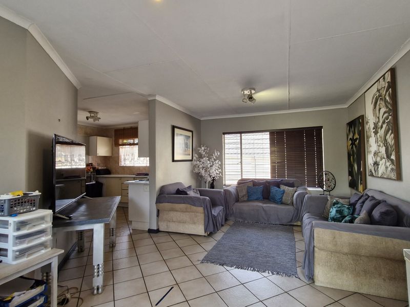 Spacious Townhouse in Secure Complex – Prime Location - Photo 2