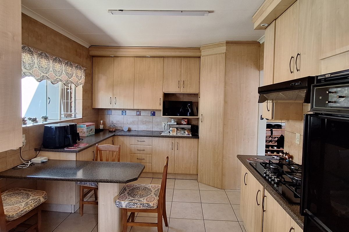 Beautiful Property with flat for Sale in SE 3 Vanderbijlpark!! - Photo 5